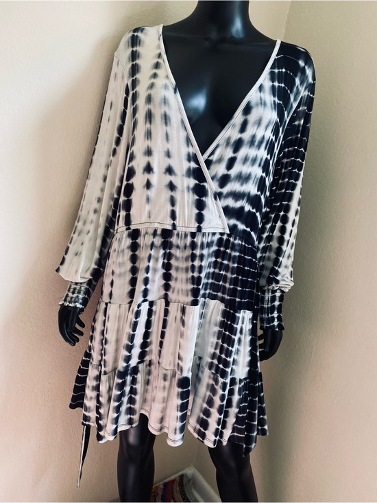 VENUS Dresses & Skirts - VENUS Black and White Tie-Dye Wrap Long Sleeve Dress NWTs
